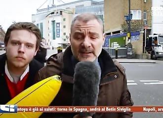 A troll to the power of 100 harasses a journalist with a giant banana