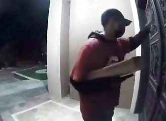The pizza delivery man is in fact a burglar who will assault and tie him up!