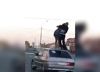 Un couple fait les fous sur le toit d’une voiture (FAIL)