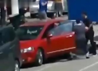 Une automobiliste roule sur un scootériste (Chine)