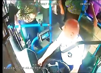 Le chauffeur d’un bus gueule sur une femme et il se fait défoncer par le fils de cette dernière (Azerbaïdjan)
