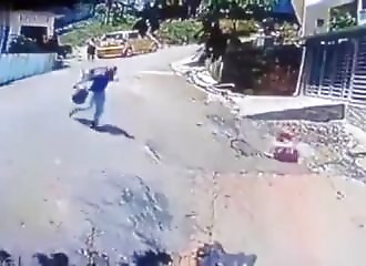 Un motard sauve un bébé installé dans son trotteur, à la dérive sur une route