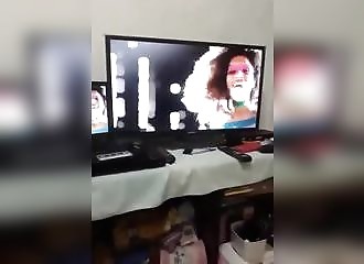 Il tente d'imiter l'une de ses stars favorite