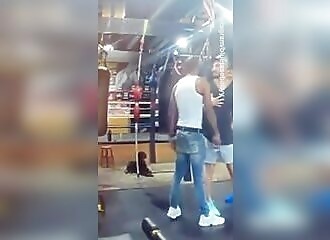 Le rappeur Blueface est poignardé au gymnase après avoir frappé un autre homme