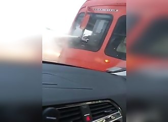 Un conducteur de bus utilise un extincteur pour calmer un automobiliste