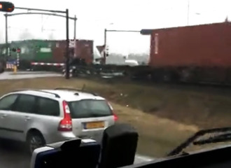 Un train de marchandises entre en collision avec une voiture coincée sur la voie ferrée (Pays-Bas)