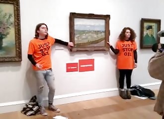 2 militants ecolos se collent la main à un tableau de Van Gogh hors de prix