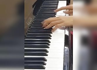 Un virtuose du piano nous fait une belle démonstration