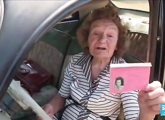 Depuis 65 ans, cette femme âgée de 94 ans conduit la même voiture