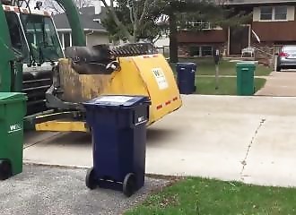 Une fuite hydraulique provoque le brutal incendie d’un camion-poubelle (Illinois)
