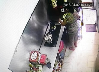 Alors qu’elle préparait un gâteau de riz, une femme fait face à un léger incident…