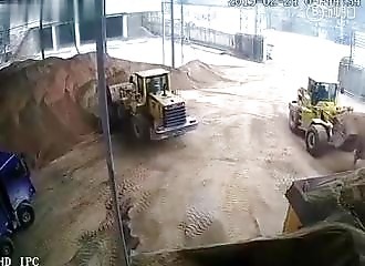 Le gérant d’un dépôt de sable se fait ramasser par un chargeur sur pneus