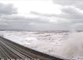 De grosses vagues s’abattent sur un train (Royaume-Uni)