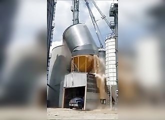 Un séchoir à grain s'effondre et cause une explosion