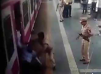 Extrêmement vigilant, un policier sauve un homme tombé d’un train