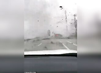 Une tornade soulève une voiture comme un vulgaire jouet