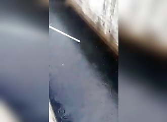 Un supporter improvise une partie de pêche dans la fosse du stade