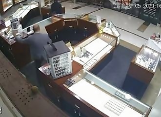 Thieves disguised as Muslim women steal jewelry worth 150,000 euros from a shopping mall 