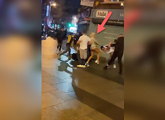 Une blonde tente de s'incruster dans une bagarre 