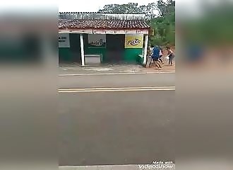 Un homme se tue en allant s’assoir dans sa voiture en feu (Public Averti)