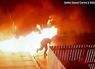 Un idiot tente de brûler un parc d'attractions et s'immole accidentellement par le feu