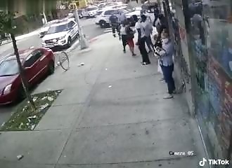 Des pompiers partent à la poursuite d’un cycliste qui vient d’agresser une femme âgée (New York)