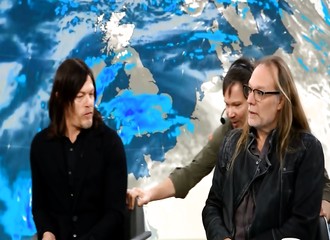 Daryl de la série The Walking Dead, se fait éjecter d’un plateau TV, mais c’est pour une bonne raison