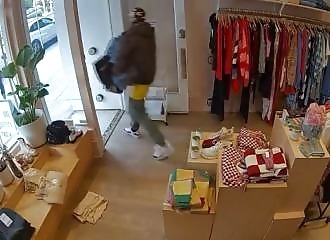 Il dévalise tranquillement une boutique familiale de vêtements