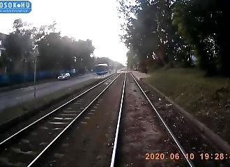 Un homme tombe à la renverse sur la voie ferrée au moment où le tramway arrive (Hongrie)