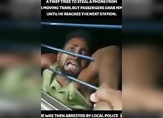 Un voleur tente d'arracher un téléphone dans un train