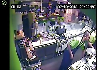 Courageux, un homme chasse un braqueur de son fast-food