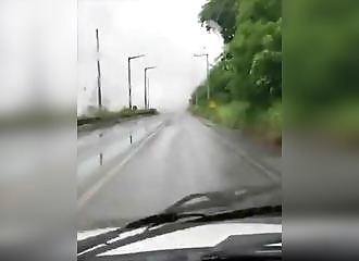 Un automobiliste veut traverser une route sans avoir la moindre visibilité
