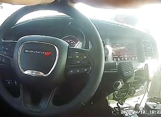 Pour abattre un homme dangereux et armé, la police tire sur une voiture dans laquelle se trouve un enfant