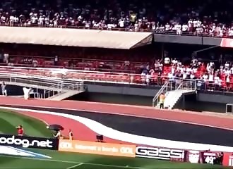 Brésil : un supporter fait une terrible chute du haut d’une tribune de foot