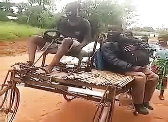 Kenya : un homme prend place à bord d’un véhicule peu commode