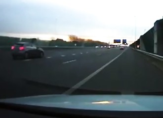 Très prudent, un automobiliste roule lentement sur l’autoroute pour ne pas faire d’accident, mais…