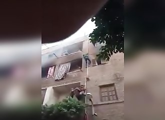 Il met sa vie en danger pour sauver une famille piégée dans leur appartement en feu