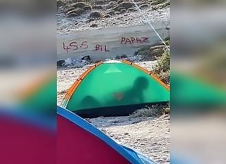 Ils pensaient passer inaperçus dans une tente