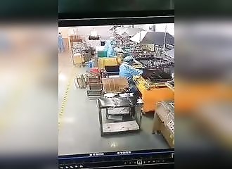 Chine : un ouvrier se fait écraser la tête par une presse