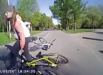 Un cycliste distrait se crashe brutalement