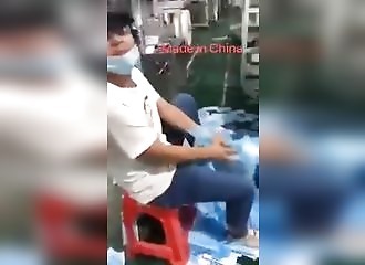 L'employé d'une usine contamine délibérément des masques de protection