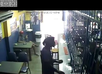Il ouvre le feu sur un barman pour lui voler de l’alcool