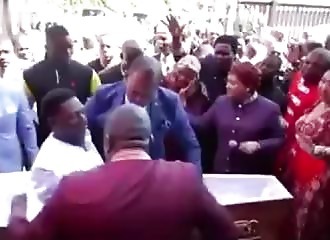 Un pasteur congolais amuse le web en ressuscitant un homme (Afrique du Sud)
