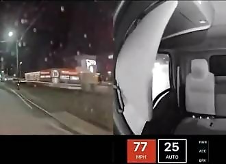 Il conduit à une vitesse folle sans même tenir le volant (et cause un accident)
