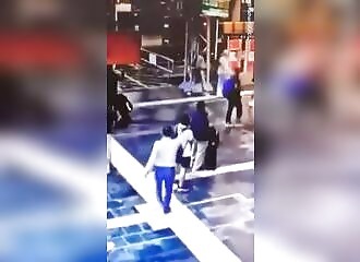 Exécution glaciale d'une victime par un assassin impitoyable dans une gare allemande bondée