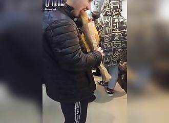 Gros salopard croque un bout de bain et le remet dans une étagère