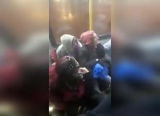 WTF : Il tente de stopper une bagarre dans le métro avec des feux d'artifice