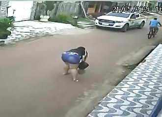 Fuir la police en scooter et abandonner sa complice (Brésil)
