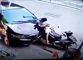 Un scootériste se fait faucher par une voiture folle