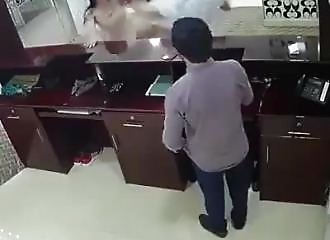 À coups de pied, une femme humilie son agresseur